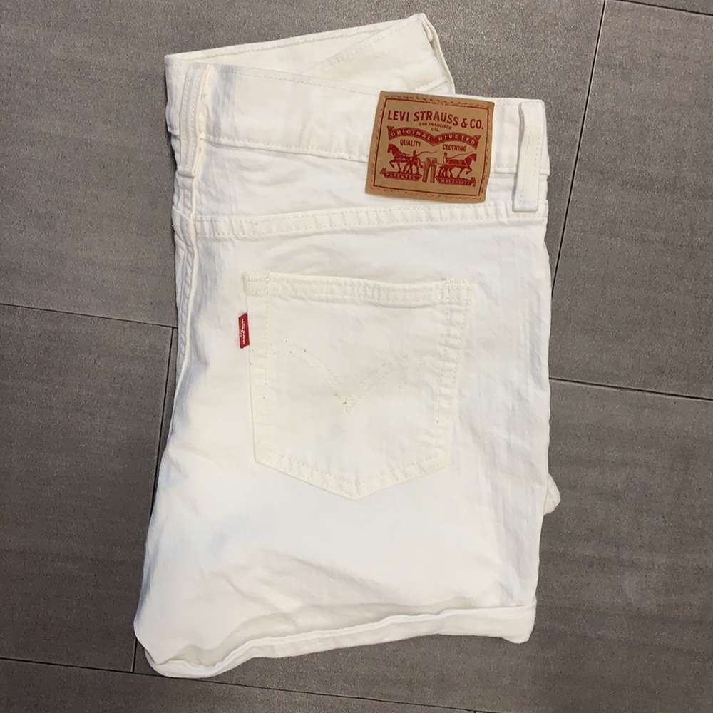LEVI Denim Jean Shorts. White. Size 28.